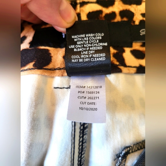 4 for $30 🌈 Torrid leopard print stretch capri pants size 10 - Picture 4 of 6
